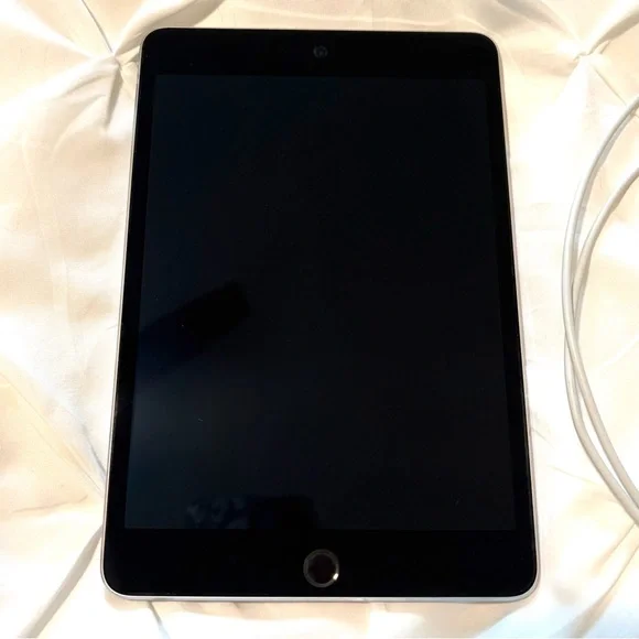 Ipad Mini 4 Space Grey 128G wifi tablet with Lightening cable - Picture 4 of 6